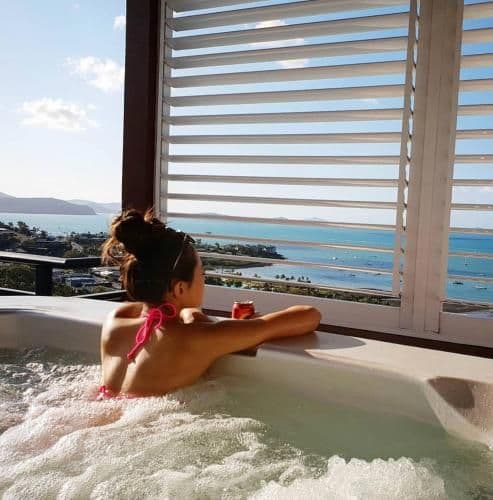 Deluxe Two-Bedroom Sea View Apartment with Hot Tub