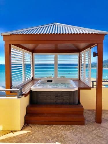 Deluxe Two-Bedroom Sea View Apartment with Hot Tub