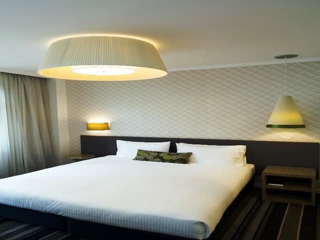 DOUBLE DELUXE KING BED