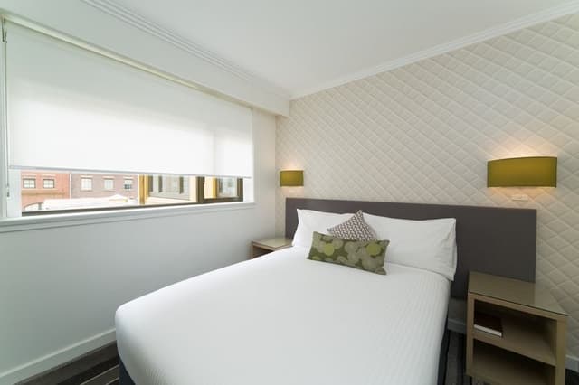 DOUBLE WITH DOUBLE BED