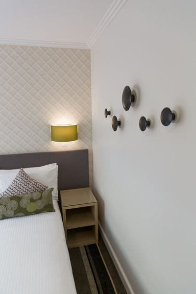 DOUBLE WITH DOUBLE BED