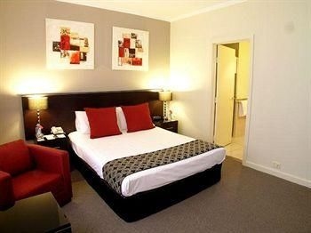 Metro Hotel on Pitt2
