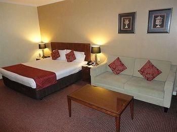 Metro Hotel on Pitt0