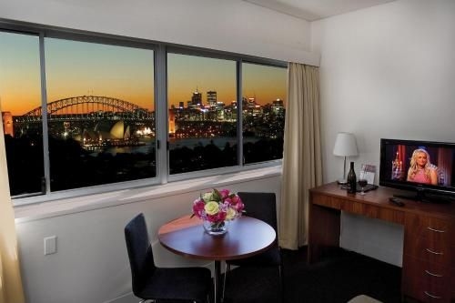 โรงแรมแมคแคลย์ (Macleay Hotel)0