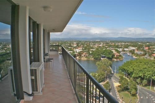 Upper-Level Three-Bedroom Apartment with River View - Weekly Service