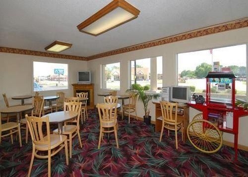 Econo Lodge Inn & Suites4