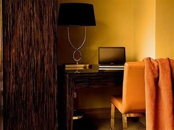 Leisure Inns Barclay1