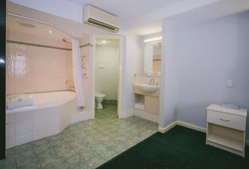 Queen Room with Spa Bath