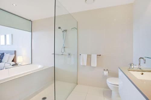 Two-Bedroom Apartment with Ocean View and Spa Bath