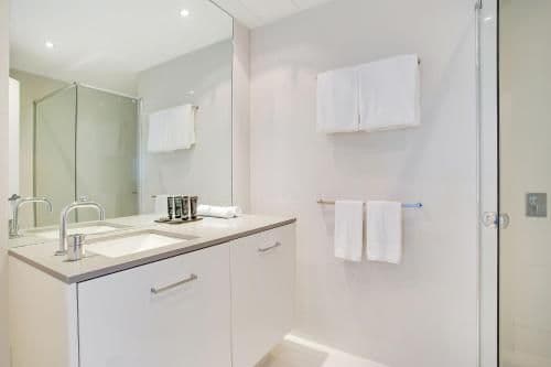 Two-Bedroom Apartment with Ocean View and Spa Bath