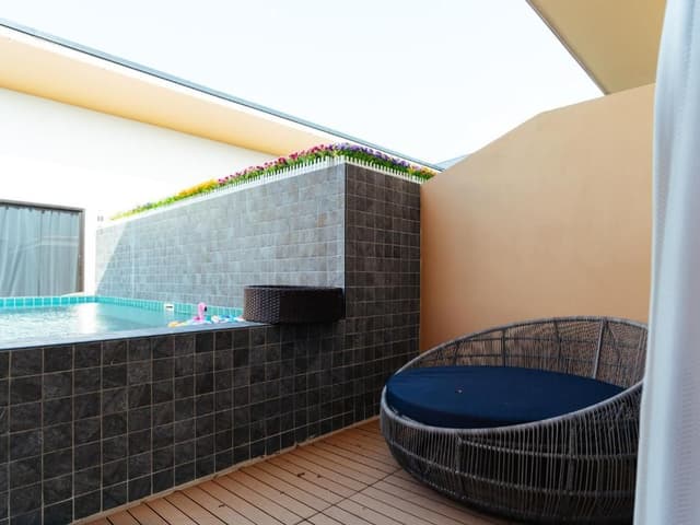 Deluxe Pool Access
