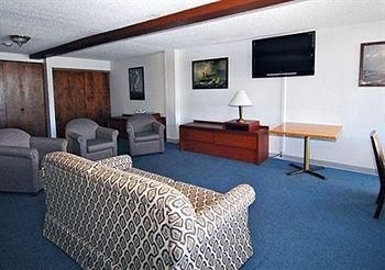 Econo Lodge Inn & Suites1