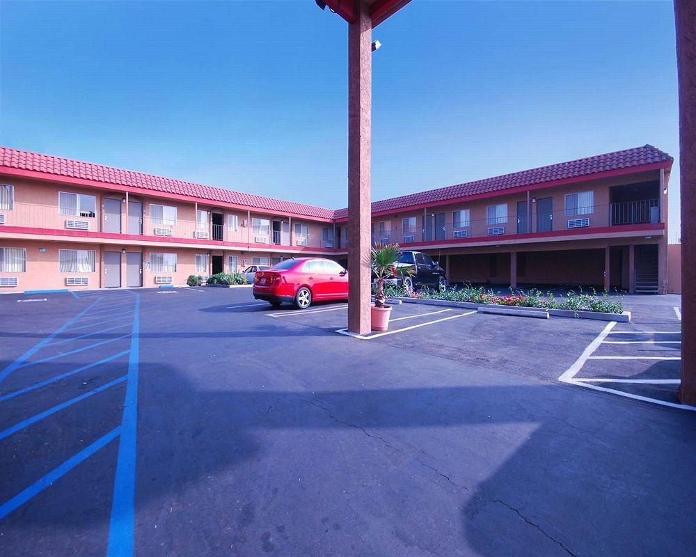 Econo Lodge Near Home Depot Center4