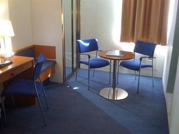 โรงแรมเดอเวียร์ (Devere Hotel)4