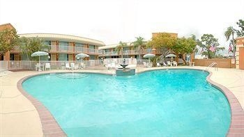 Econo Lodge Inn & Suites0