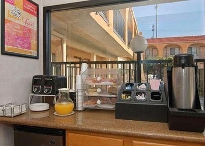 Econo Lodge Glendale3
