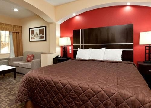 Econo Lodge Inn & Suites4