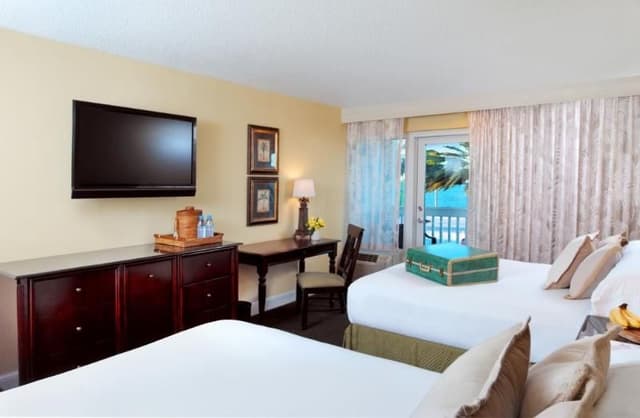 DOUBLE TWO QUEEN BEDS