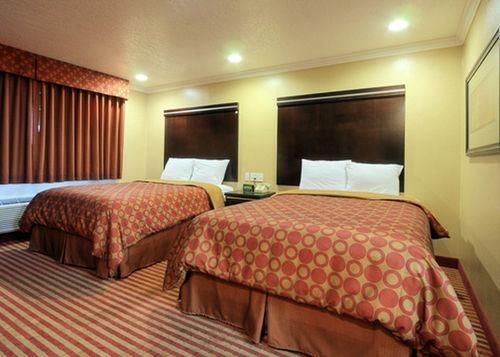 Econo Lodge Inn & Suites Near Legoland1