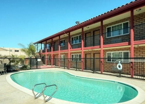 Econo Lodge Inn & Suites Near Legoland2