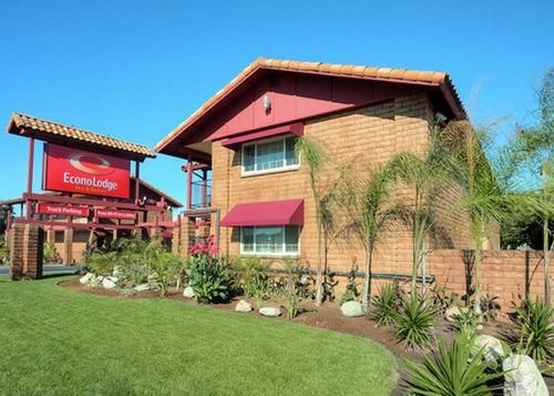 Econo Lodge Inn & Suites Near Legoland3