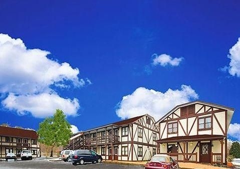 Rodeway Inn & Suites3
