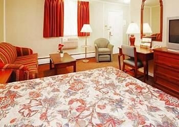 Econo Lodge Inn & Suites2