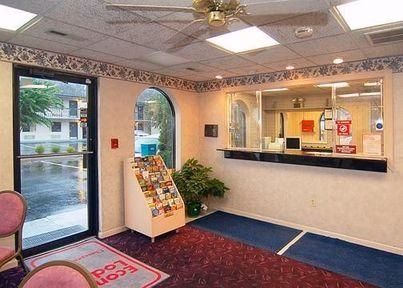 Econo Lodge Chesapeake1