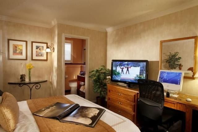 DOUBLE TWO QUEEN BEDS