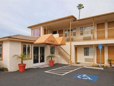 Econo Lodge Inn & Suites West Hollywood1