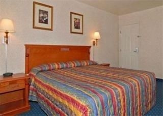 Econo Lodge Inn & Suites West Hollywood2