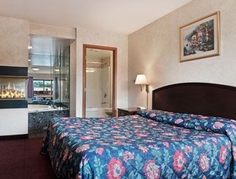 Travelodge by Wyndham Niagara Falls4