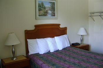 Knights Inn Sarnia1