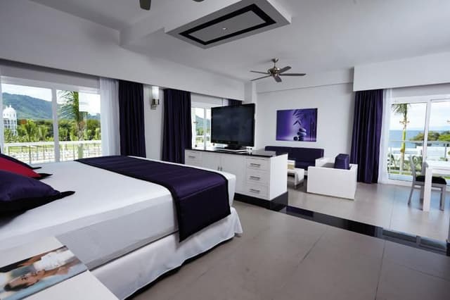 SUITE WITH JACUZZI