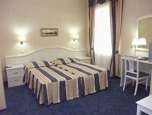 Cameo Hotel0