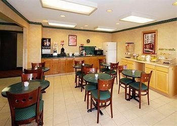 Econo Lodge4