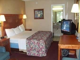 Days Inn San Antonio Splashtown - AT&T Center1