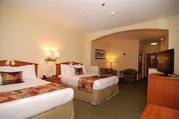 Best Western Plus Inn & Suites3