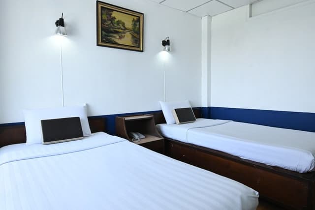 Deluxe Twin with Bathtub