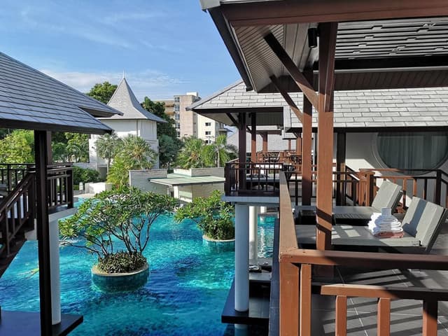 Deluxe King Pool View