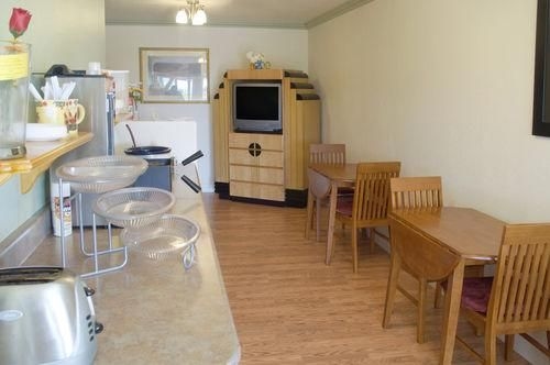 Americas Best Value Inn Vista0