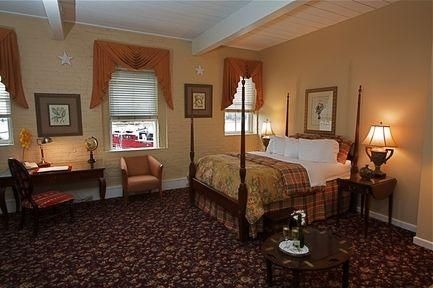 Olde Harbour Inn3