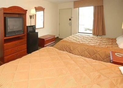 Econo Lodge Inn & Suites1