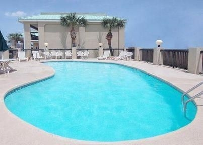 Econo Lodge Inn & Suites2