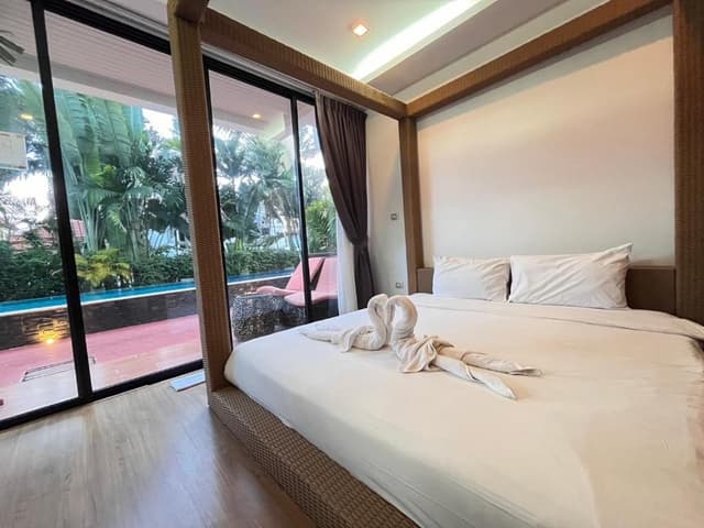 Deluxe Pool Side Room