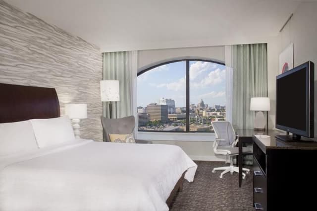 DOUBLE GUEST ROOM QUEEN BED