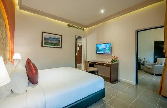 SUITE GARDEN VIEW KING BED