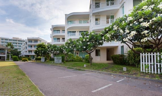 บ้านปูลม หัวหิน คอนโดมิเนียม (Baan Poolom Beachfront Condominium)1