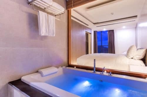 Suite Jacuzzi Pool View