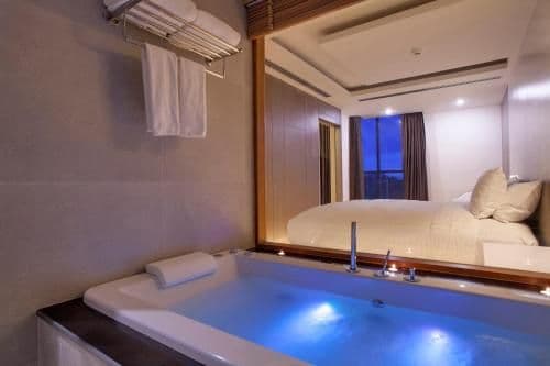 Suite Jacuzzi Pool View